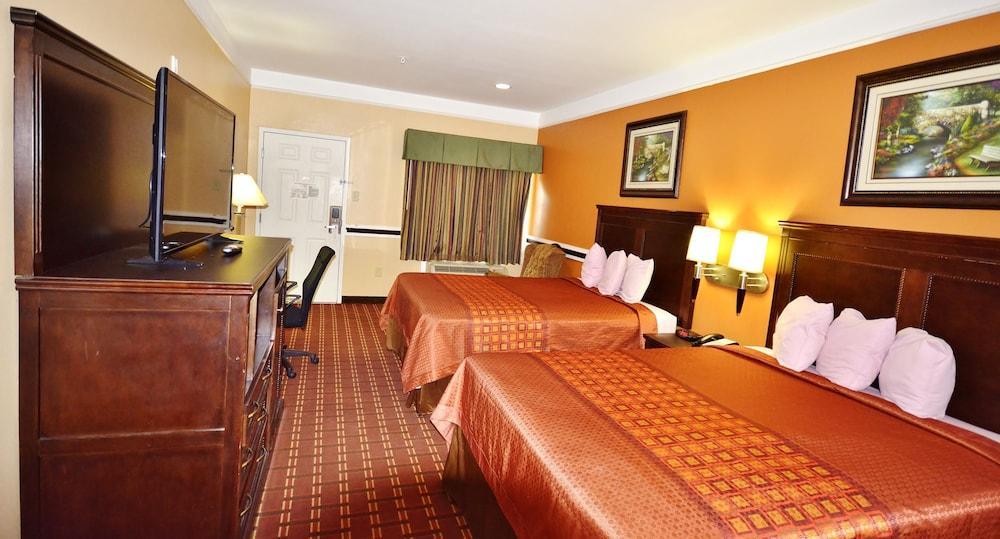 Scottish Inn And Suites Alvin Exterior photo