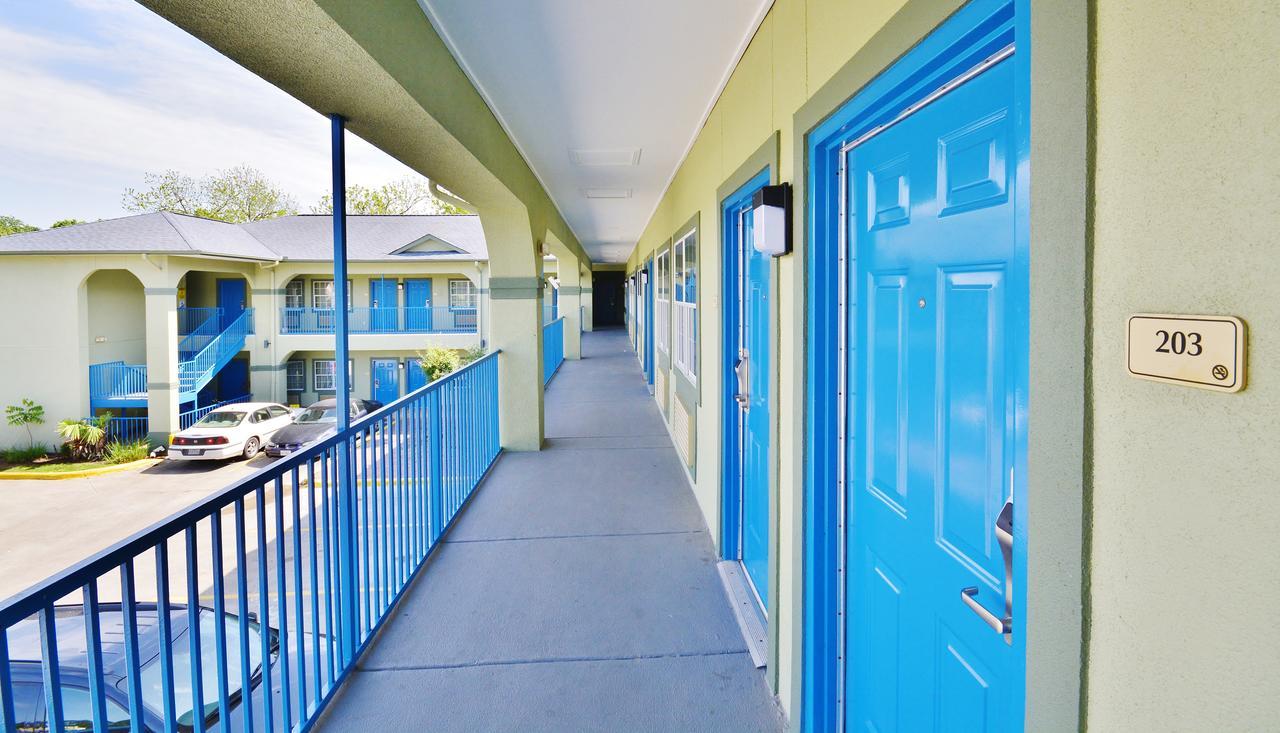 Scottish Inn And Suites Alvin Exterior photo
