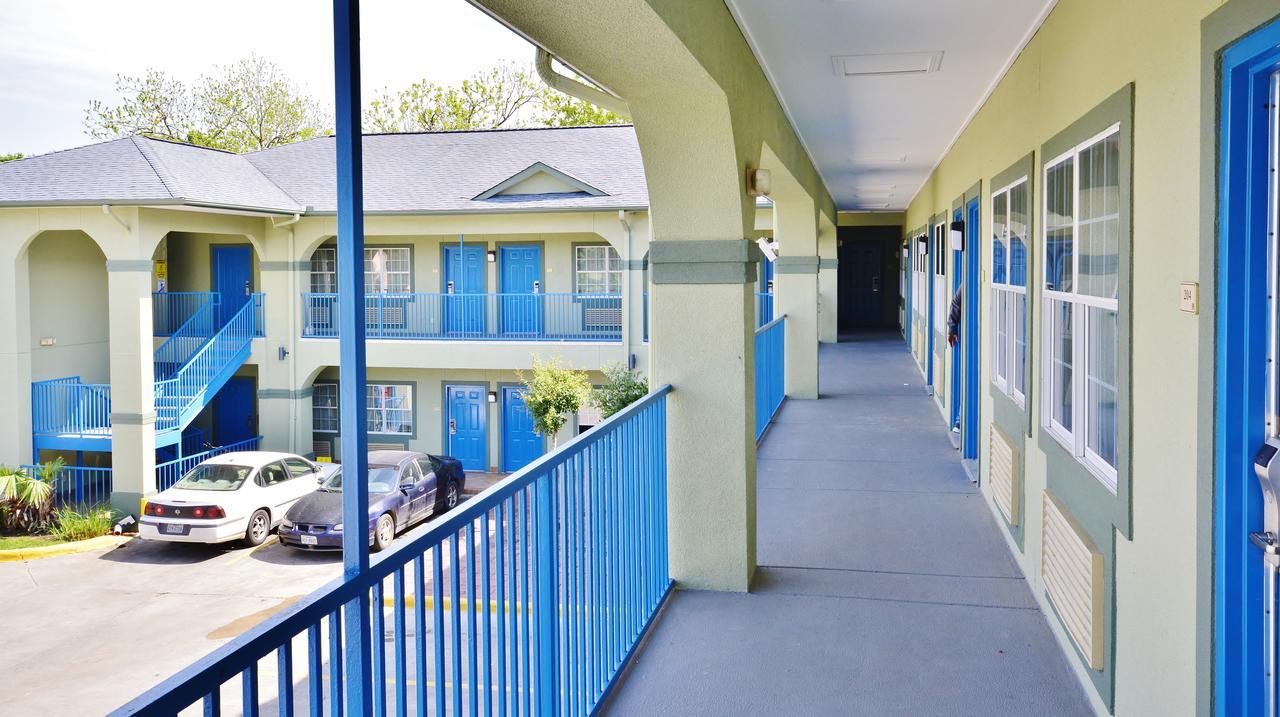 Scottish Inn And Suites Alvin Exterior photo