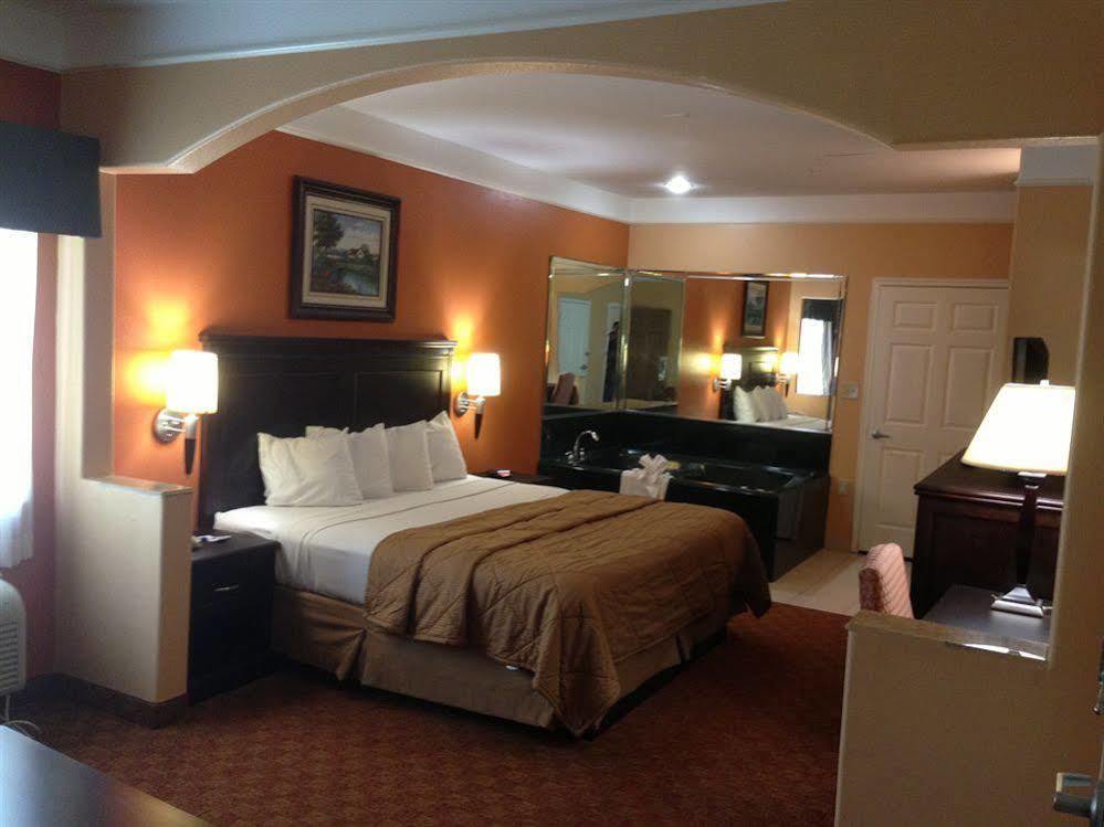 Scottish Inn And Suites Alvin Exterior photo